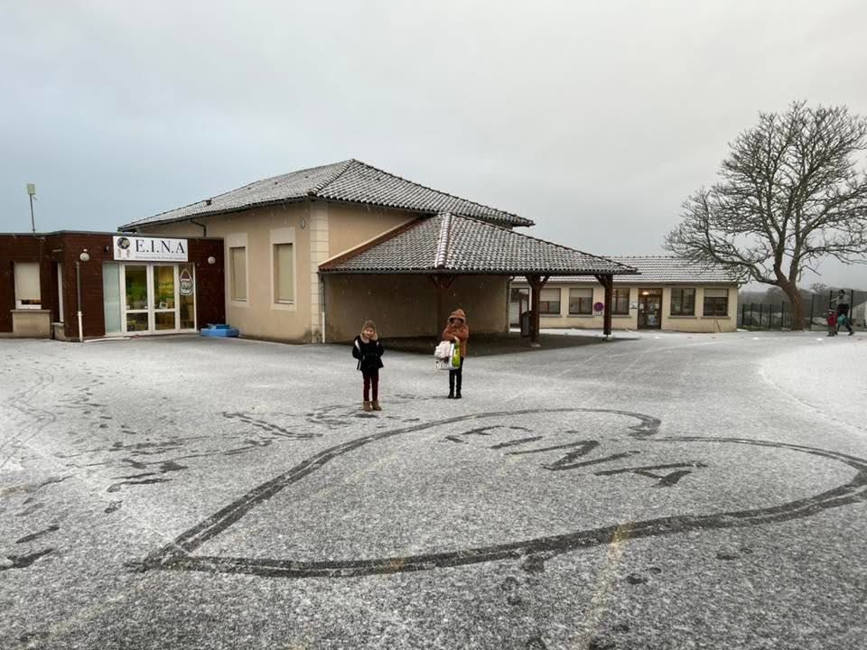 La cour de l'école EINA et son logo peint au sol
