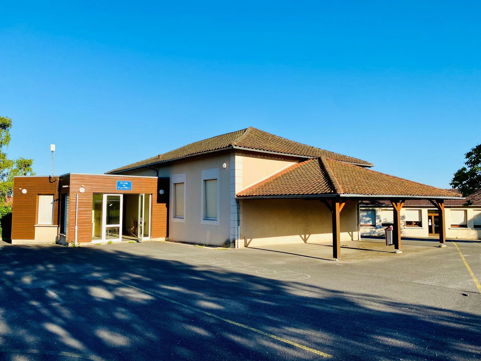 La façade de l'école un jour de portes ouvertes
